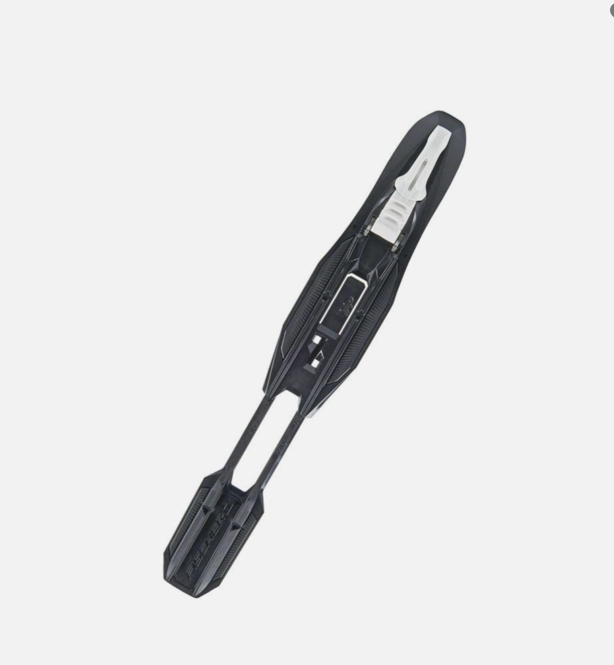 Fischer Twin Skin Active Längdpaket with Bindning, featuring classic cross-country skis and bindings in a snowy landscape.
